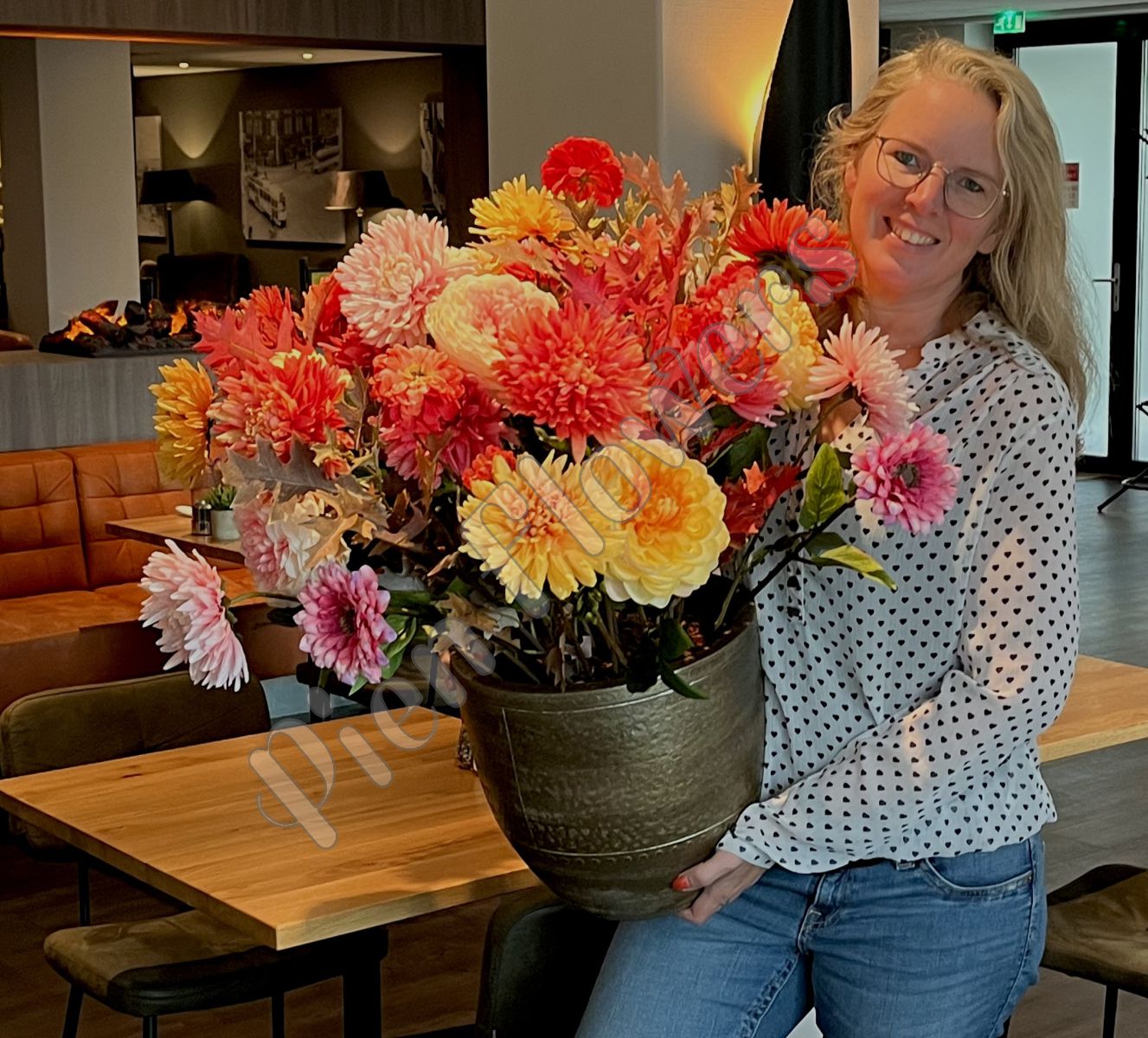 Zijde bloemen kunstbloemen arrangement mat gouden pot gemengde Dhalia’s